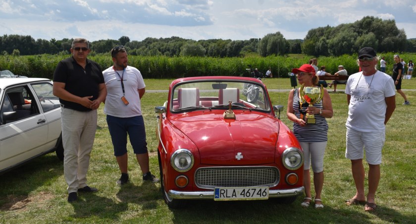 Aż 220 zabytkowych i klasycznych samochodów i 50 motocykli wzięło udział w zlocie w Łopuszce Małej w gminie Kańczuga