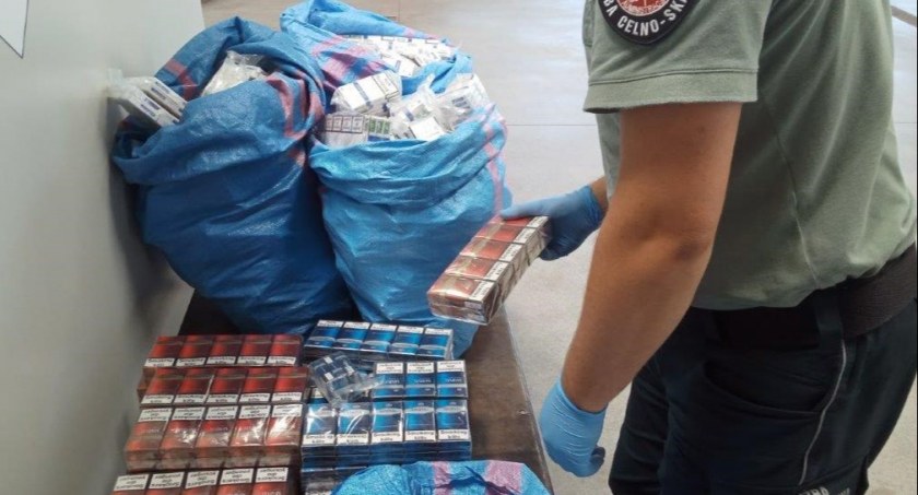 Celnicy z Korczowej udaremnili przemyt 1,5 tys. paczek papierosów. Pomógł im w tym pies Jake