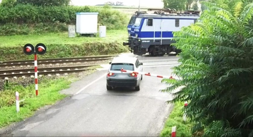 Zbagatelizował czerwone światło i opadające rogatki na przejeździe kolejowym w Ostrowie