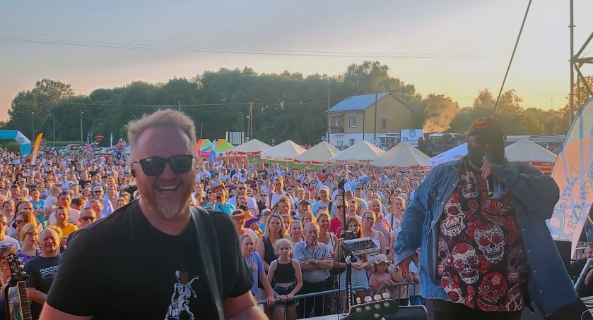 Koncert zespołu Piersi podczas otwarcia stacji kolejki wąskotorowej w Kańczudze