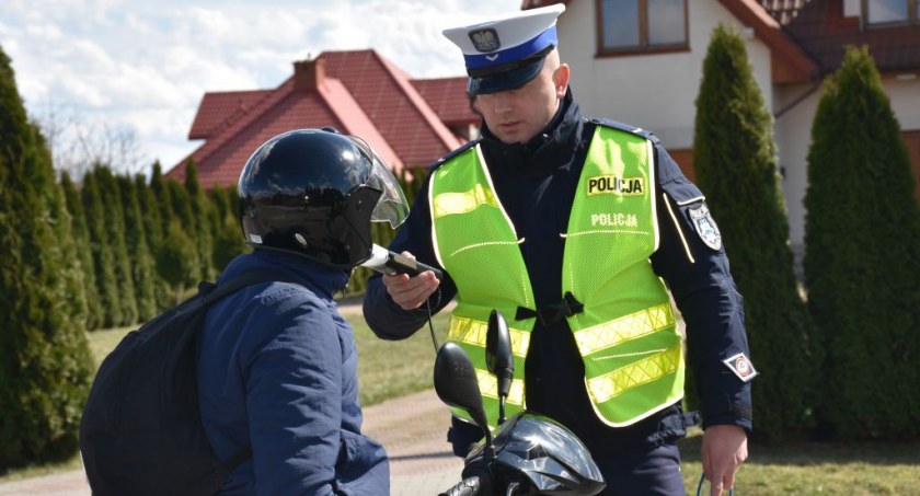 Motorowerzysta przewrócił się na zakręcie. Miał blisko 2 promile alkoholu w organizmie 