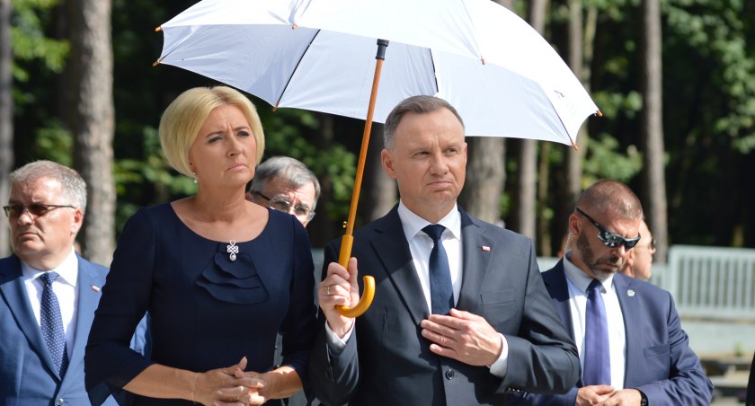 Prezydent RP Andrzej Duda wraz z małżonką złożył wieniec na cmentarzu w Jagielle-Niechciałkach, gdzie pochowane są szczątki rodzin ukrywanych przez Ulmów
