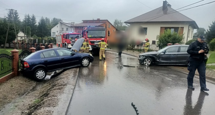 Dwie osoby poszkodowane w zderzeniu aut w Żurawiczkach