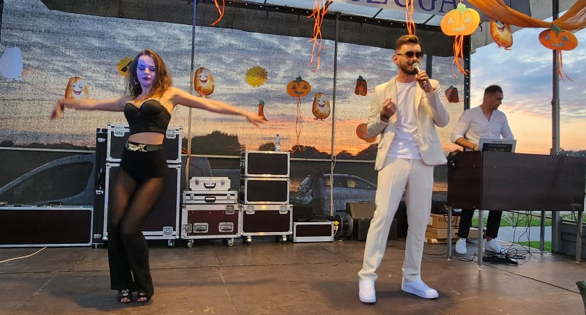 Pożegnanie Lata z Pieczonym Ziemniakiem przy gorących rytmach Denisa i zespołu Vemos nad zalewem w Łopuszce Małej
