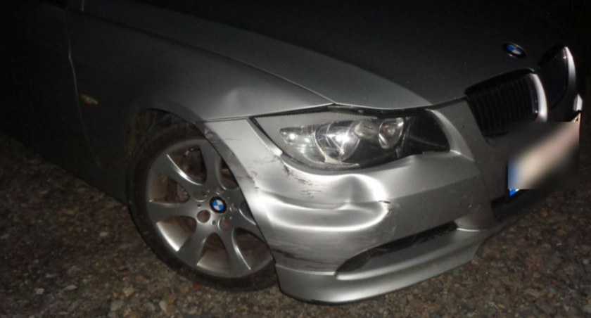 Pijany kierowca bmw uszkodził opla zaparkowanego na posesji w Ryszkowej Woli
