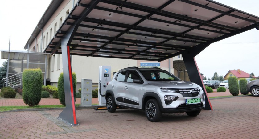 Carport ze stacją ładowania pojazdów elektrycznych oraz inteligentne wiaty przystankowe w gminie Tryńcza