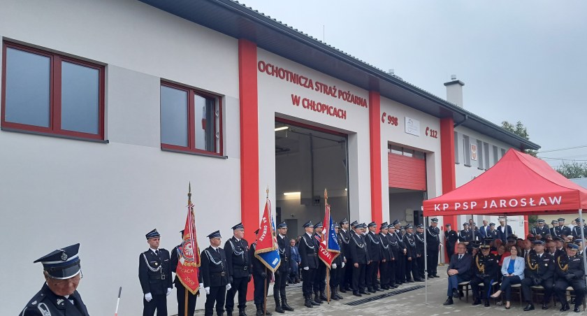 Strażacy z OSP w Chłopicach mają wreszcie nową remizę. W wyremontowanym budynku znalazły się też mieszkania socjalne