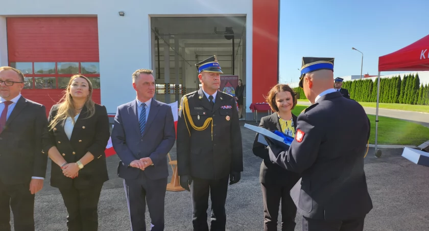 Jarosławscy strażacy mają o 800 metrów kwadratowych większą siedzibę komendy. Wczoraj odbyło się oficjalne oddanie jej do użytku 