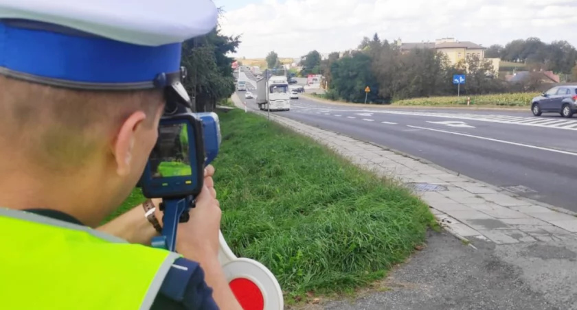 Mieszkaniec gminy Roźwienica miał trzy zakazy sądowe. Wpadł w Mokrej, gdy przekroczył dozwoloną prędkość 