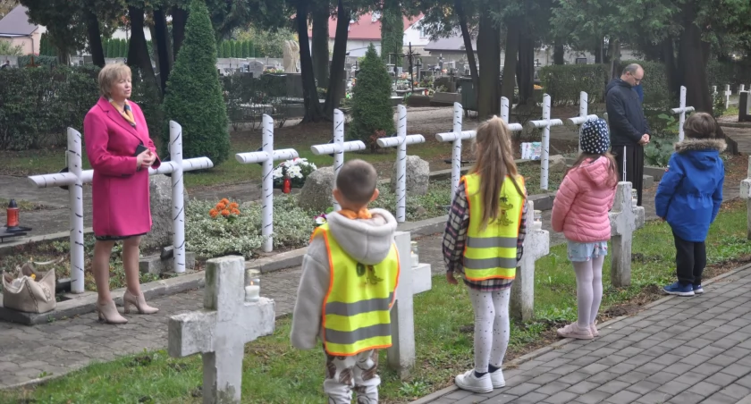 Przedszkolaki z Akademii Uśmiechu w Jarosławiu odwiedziły groby bohaterów 