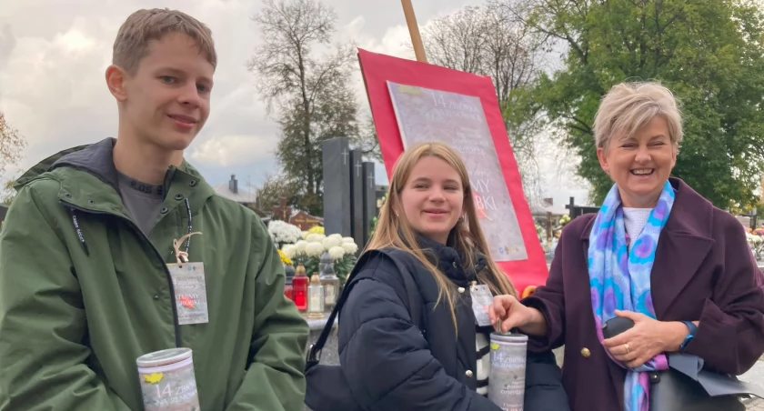 W dniu Wszystkich Świętych przed cmentarzami w Jarosławiu, Przeworsku i Rudołowicach odbyły się kwesty na rzecz ratowania zabytkowych nagrobków 