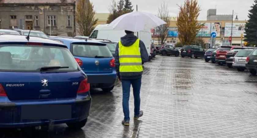 Czy miasto legalnie pobiera opłaty na parkingu na placu Bóżnic w Jarosławiu?