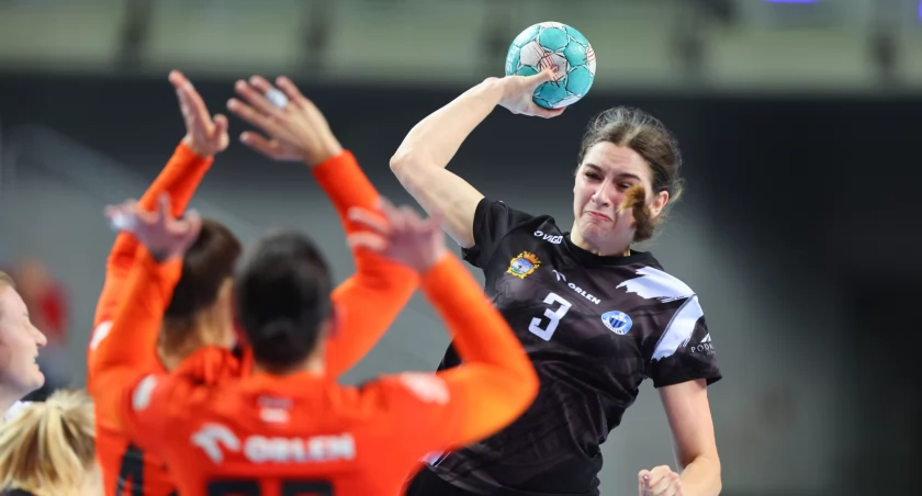 Handball JKS toczył wyrównany bój z mistrzyniami Polski (ZDJĘCIA)