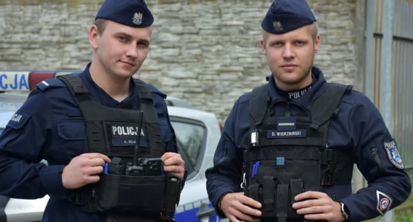 Policjanci pomogli 79-latce, która w koszuli nocnej i kapciach błąkała się po Jarosławiu