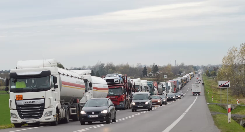 WIDEO, FOTO Kolejka tirów do ukraińskiej granicy w Medyce rozpoczyna się na obwodnicy Jarosławia i ciągle rośnie