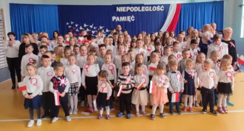 Hymn Polski w wykonaniu uczniów z Rokietnicy Woli (WIDEO)