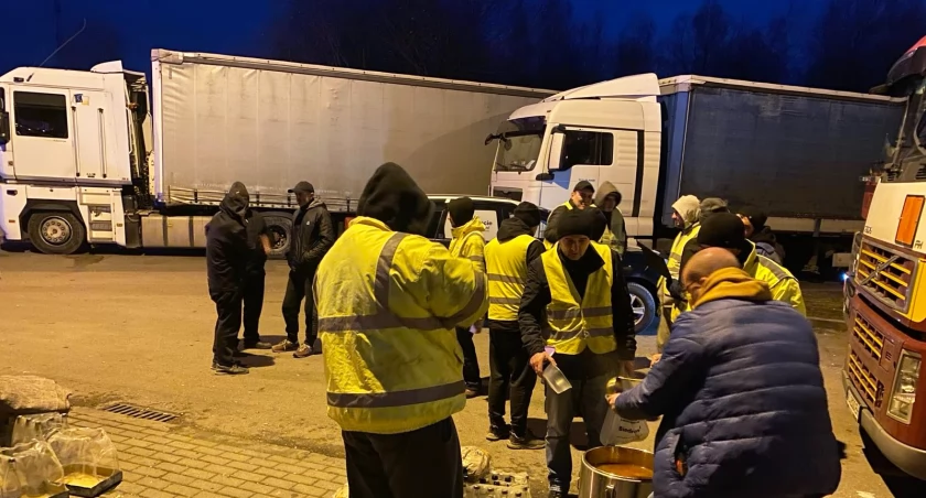 Fundacja Humanitarna Folkowisko z pomocą humanitarną dla kierowców czekających na granicy