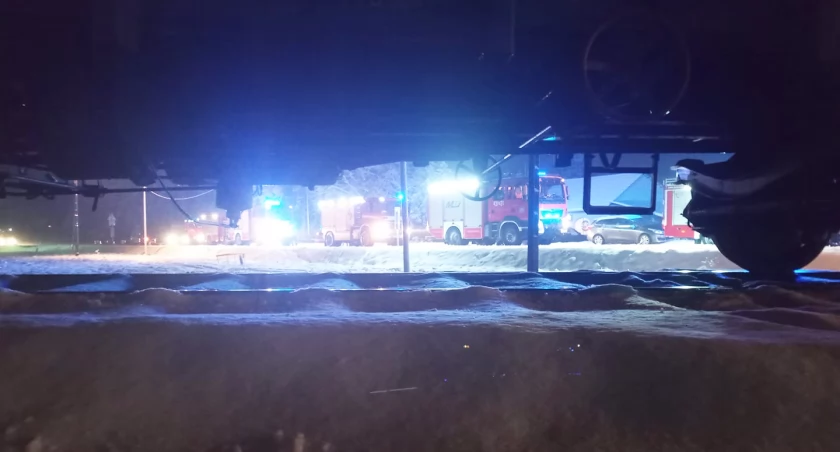 Kierowca bmw uderzył w przejeżdżający pociąg i odjechał. Powrócił po tablicę rejestracyjną 