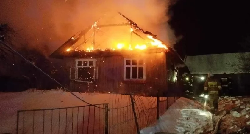 67-letni mężczyzna zginął w pożarze drewnianego domu w Szówsku