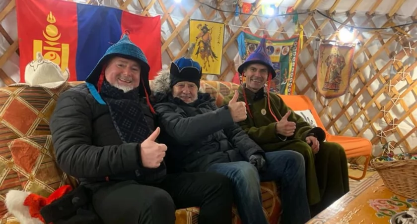 FELIETON WEEKENDOWY: Pingwini taniec radnych na szkle, radny Nazarewicz z latarką przed Mikołajem, a burmistrz jak chan mongolski w jurcie zasiada