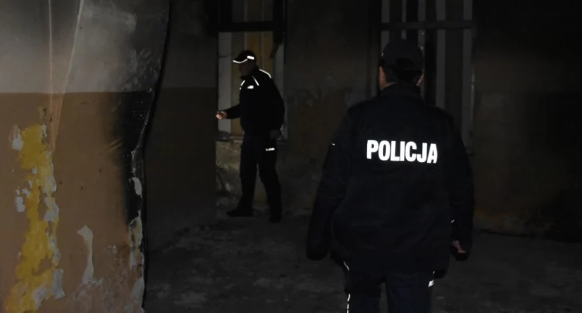 46-latek spał w opuszczonym budynku po fabryce farb w Ryszkowej Woli. Dzięki reakcji policjantów mężczyzna znalazł schronienie 