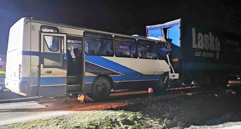 Autobus PKS wjechał w tył tira stojącego w kolejce na drodze z Przeworska do Jarosławia