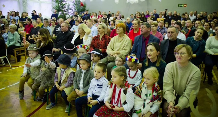 Kiermasz świąteczny w Szkole Podstawowej w Cieszacinie Wielkim (ZDJĘCIA)