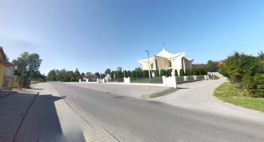 Dwulatka w sweterku, bez czapki i kurtki biegła chodnikiem w okolicy kościoła w Pawłosiowie 