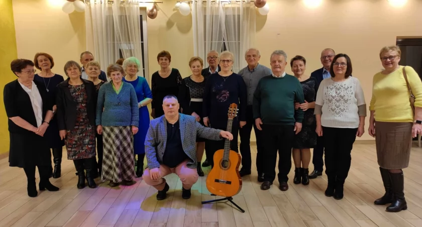 Seniorzy z Kańczugi podzielili się opłatkiem i wspólnie kolędowali. Spotkanie zwieńczyło projekt Akademia Bezpiecznego Seniora (ZDJĘCIA, WIDEO)