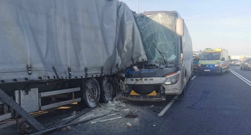 Autokar zjeżdżający z autostrady uderzył w tira w Skołoszowie. Cztery osoby trafiły do szpitali, jedną przetransportowało pogotowie lotnicze 