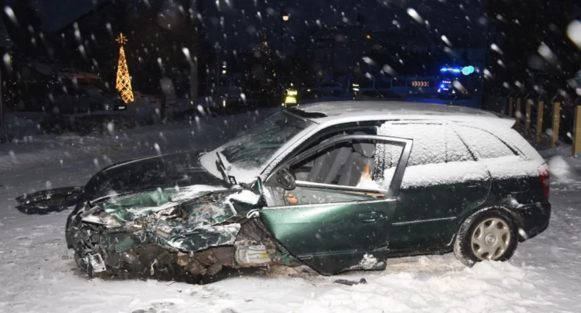 Zderzenie mazdy z volkswagenem w Szówsku. Trzy osoby odwiezione do szpitala 