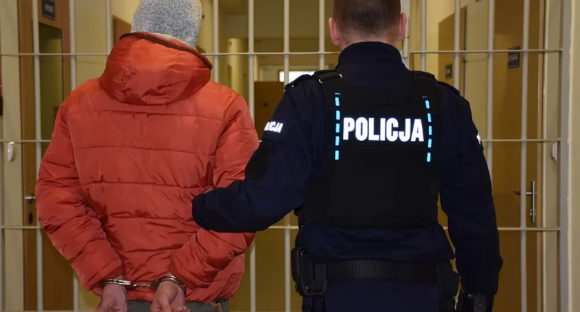 Zamaskowany 35-latek z nożem w ręce żądał pieniędzy od ekspedientek w dwóch sklepach w Jarosławiu