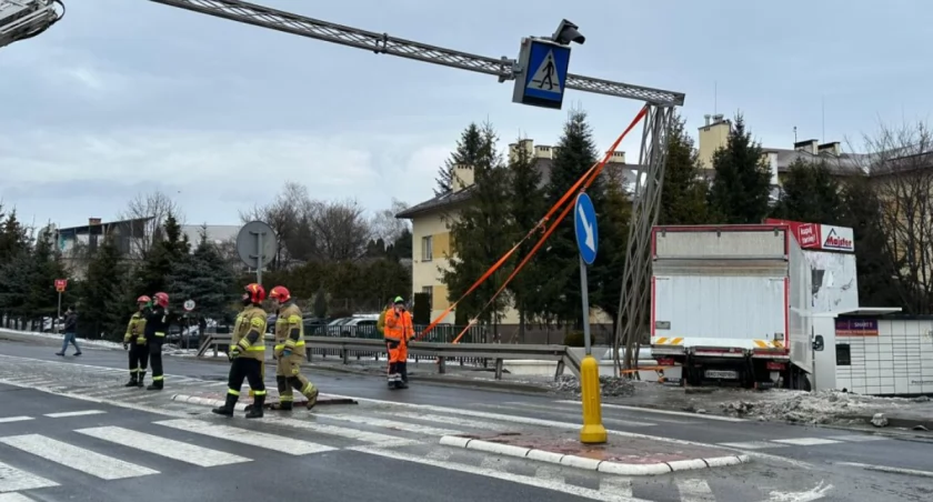 Wypadek w Wierzbnej. Uderzona oderwanym elementem bramownicy 78-latka trafiła do szpitala