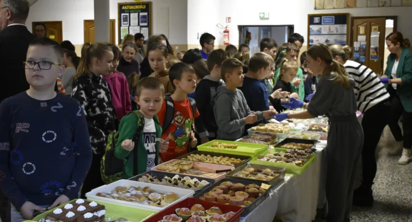 Słodki kiermasz w szkole w Łowcach. Dochód przeznaczony na rzecz UNICEF (ZDJĘCIA)