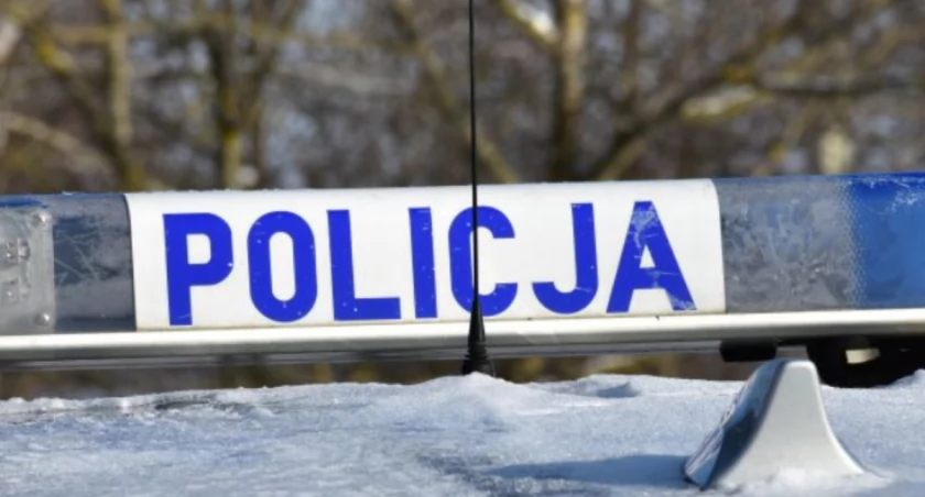 W zamkniętym mieszkaniu 72-letnia kobieta wołała o pomoc. Seniorka trafiła pod opiekę lekarzy 