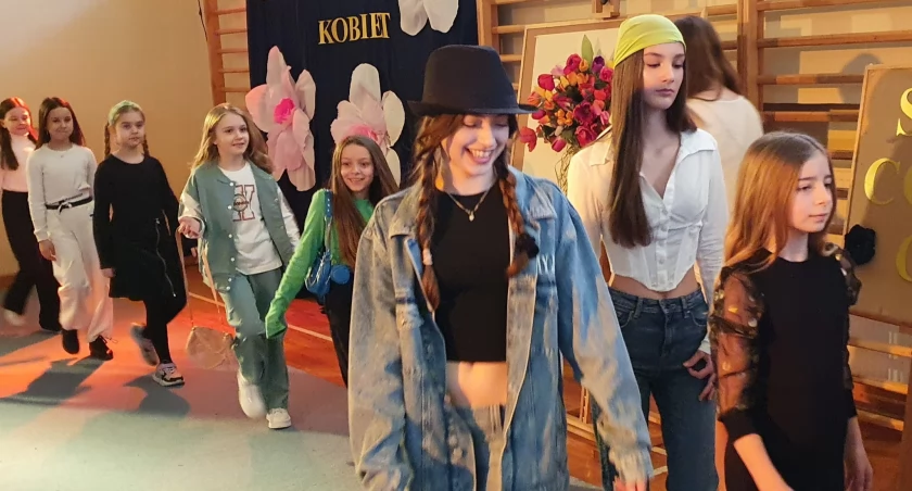 Pokaz mody śladami Coco Chanel w Szkole Podstawowej nr 4 w Jarosławiu (ZDJĘCIA)