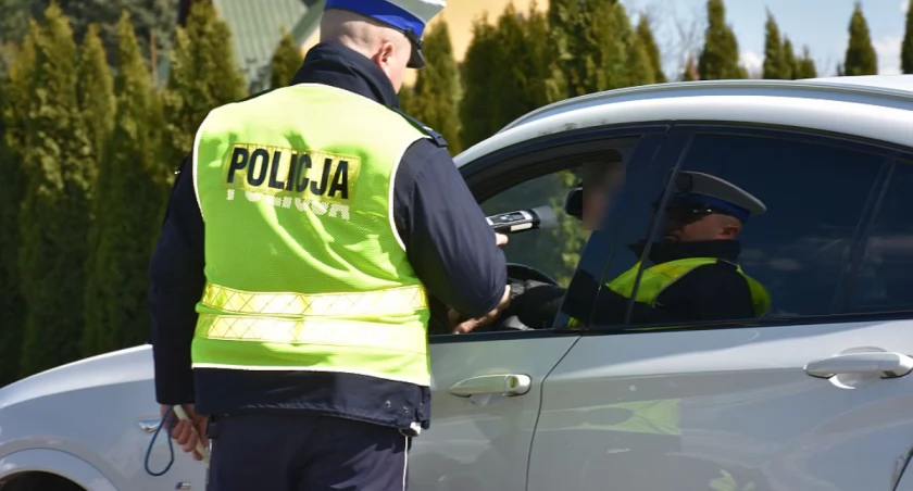 Nietrzeźwy kierowca zasnął na parkingu przy drodze z Wiązownicy do Radawy. Nie miał uprawnień do kierowania