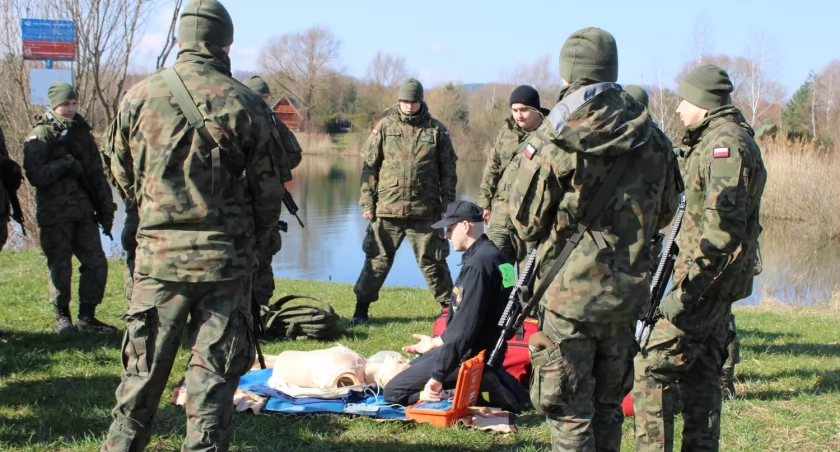 Wspólne ćwiczenia policji, straży pożarnej i Wojsk Obrony Terytorialnej w Ostrowie koło Przemyśla