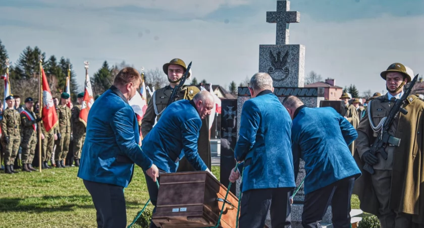 Generał wrócił do Jarosławia. Uroczysty pogrzeb generała Wacława Scaevoli - Wieczorkiewicza i jego małżonki (ZDJĘCIA)