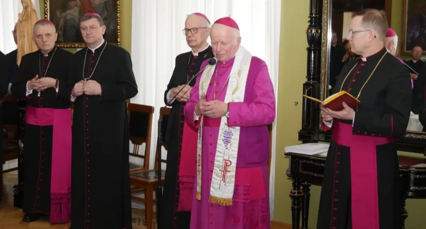 Tytuły, godności i odznaczenia dla księży i osób świeckich. W gronie wyróżnionych są przedstawiciele parafii z powiatu jarosławskiego (LISTA)
