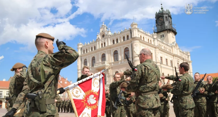 Baczność! Do przysięgi! Zaprzysiężenie przemyskich Terytorialsów na Rynku w Jarosławiu