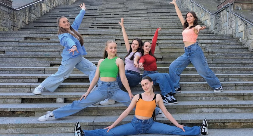 Flash Mob - Mix Dance w wykonaniu Zespołu Tanecznego Koralik, Rodziców i Absolwentów w Przemyślu 