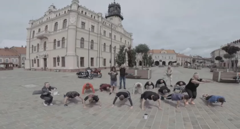 Burmistrz Jarosławia i radni wzięli udział w #KarinkaChallenge (WIDEO)