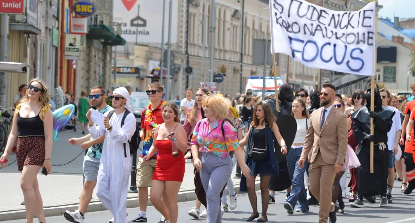Barwny korowód studentów przeszedł na Rynek, by tu od burmistrza odebrać klucze do bram Jarosławia i rozpocząć Juwenalia 