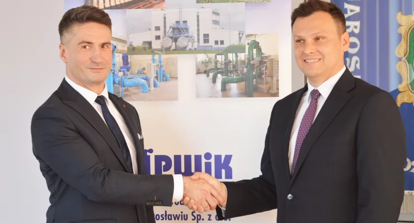 Burmistrz Marcin Nazarewicz przedstawił na konferencji prasowej prezesa PWiK sp. z o.o. w Jarosławiu