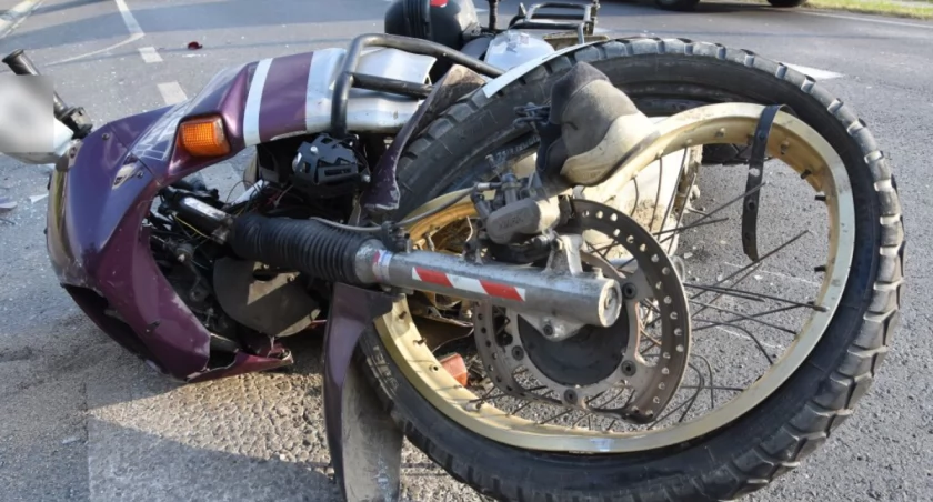 Zderzenie motocykla z seatem na ulicy Lubelskiej w Szówsku 