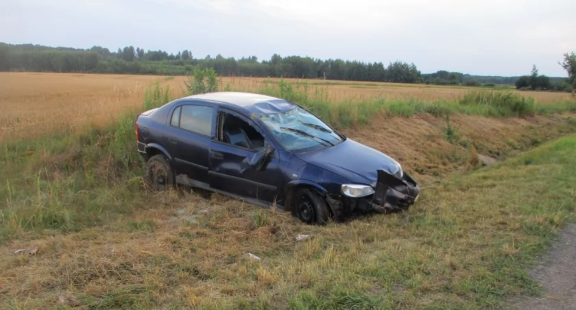 Dachowanie opla w Makowisku. Kierowca miał blisko 2 promile