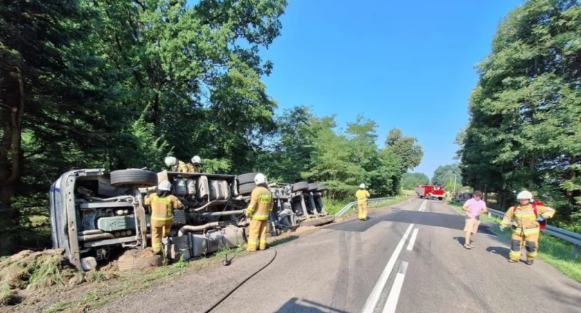 Zderzenie busa z samochodem ciężarowym na drodze wojewódzkiej w Mołodyczu 