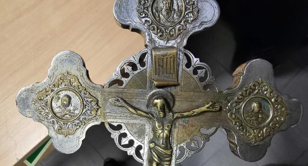 Wiozła w bagażu krzyż stanowiący dobro kultury. Nielegalny przewóz udaremnili funkcjonariusze KAS z Korczowej 