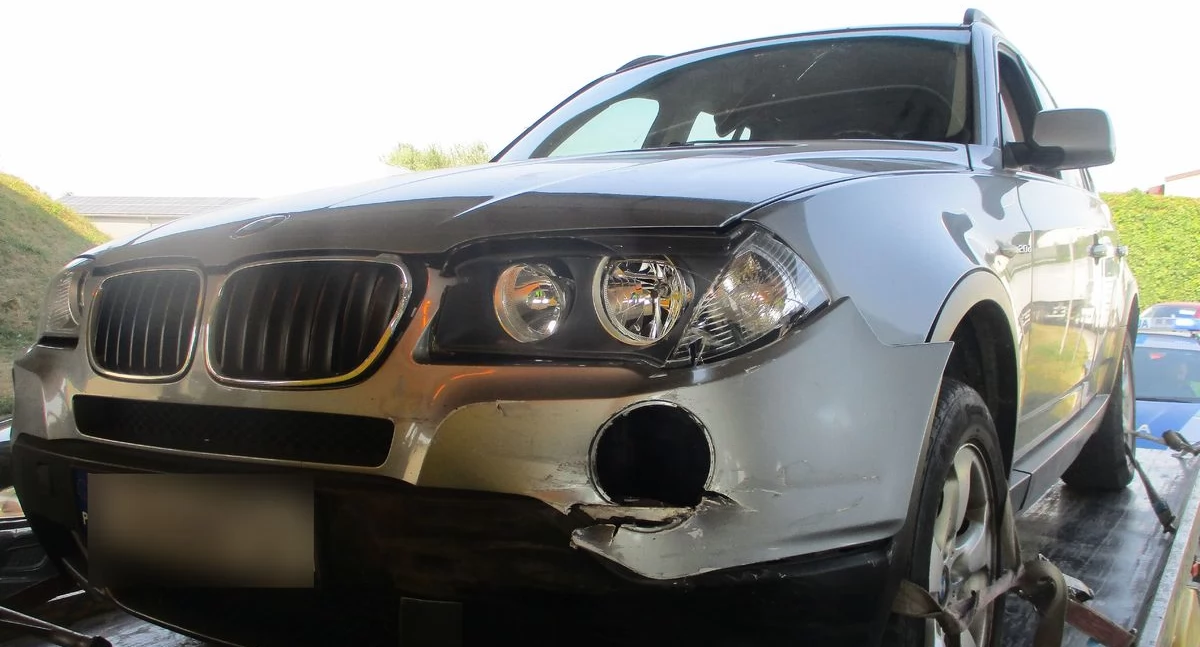 49-letni kierowca bmw spowodował kolizję w Jarosławiu. Miał prawie3 promila alkoholu i brak uprawnień do kierowania pojazdem 